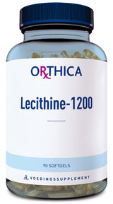 Ein Glasbehälter mit einem blauen Deckel, der das Nahrungsergänzungsmittel "ORTHICA Lecithine-1200" enthält. Auf dem Etikett steht "90 Softgels" und "VOEDINGSSUPPLEMENT". Der Behälter ist transparent und zeigt goldene Kapseln.