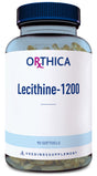Ein Glasbehälter mit einem blauen Deckel, der das Nahrungsergänzungsmittel "ORTHICA Lecithine-1200" enthält. Auf dem Etikett steht "90 Softgels" und "VOEDINGSSUPPLEMENT". Der Behälter ist transparent und zeigt goldene Kapseln.