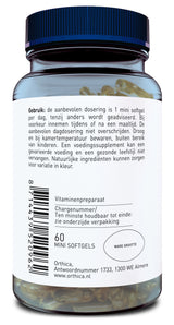 Das Bild zeigt eine durchsichtige Plastikflasche mit blauen Deckel, gefüllt mit gelben Mini-Softgels. Auf dem weißen Etikett stehen Anweisungen zur Verwendung auf Niederländisch, darunter die empfohlene Dosierung und Lagerungshinweise. Die Flasche enthält 60 Mini-Softgels und ist von der Marke Orthica.