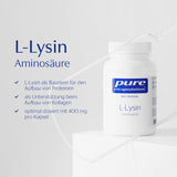 Das Bild zeigt ein Produktfoto von einer weißen Flasche mit der Aufschrift 'pure encapsulations L-Lysin Aminosäure'. Die Flasche steht auf einer weißen Oberfläche. Links im Bild befinden sich Texte, die die Vorteile von L-Lysin beschreiben, darunter der Aufbau von Proteinen und Kollagen sowie die Dosierung von 400 mg pro Kapsel.