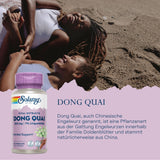 Zwei lachende Frauen liegen entspannt am Sandstrand. Eine Flasche Solaray Dong Quai Vital Extracts ist im Vordergrund zu sehen. Der Text beschreibt Dong Quai als chinesische Engelwurz, die zur Familie der Doldenblütler gehört.