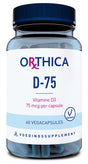Das Bild zeigt eine Flasche mit Nahrungsergänzungsmitteln der Marke Orthica. Auf dem Etikett steht "D-75", "Vitamine D3, 75 mcg per capsule", "60 Vegacapsules" und "Voedingssupplement". Die Flasche hat einen blauen Deckel und enthält blaue Kapseln. Das Etikett ist hauptsächlich in Blau und Weiß gehalten und trägt ein Vegetarisch-Symbol.