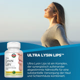 Das Bild zeigt eine Frau im Profil, die mit geschlossenen Augen in die Ferne schaut und tief einatmet. Sie trägt einen grauen Pullover. Im Vordergrund ist eine Flasche des Nahrungsergänzungsmittels Ultra Lysin Lips™ zu sehen. Der Hintergrund ist hellblau, möglicherweise ein Himmel oder Meer. Der Text auf der Flasche weist auf die Inhaltsstoffe Lysin, Rote Meeresalge und Zink hin. Auf dem Bild steht auch ein Text, der die Vorteile des Produkts beschreibt.