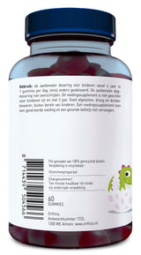 Ein transparentes Kunststoffgefäß mit einem blauen Deckel, das 60 Gummibärchen enthält. Auf dem Etikett sind Gebrauchsanweisungen in niederländischer Sprache, ein Barcode und ein Dinosaurier abgebildet. Das Produkt ist ein Vitaminpräparat für Kinder ab 4 Jahren, hergestellt von Orthica in Almere, Niederlande. Die Verpackung besteht aus 100% recyceltem Plastik.