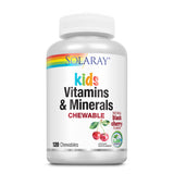 Eine weiße Plastikflasche mit einem Schraubverschluss. Auf dem Etikett steht "Solaray Kids Vitamins & Minerals Chewable" mit einem Regenbogenmuster. Es zeigt zwei Kirschen und den Hinweis auf natürlichen schwarzen Kirschgeschmack. Die Flasche enthält 120 kaubare Tabletten und ist als Nahrungsergänzungsmittel gekennzeichnet. Ein "Lab Verified" Siegel ist ebenfalls sichtbar.