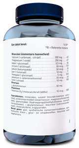 Eine durchsichtige Plastikflasche mit blauem Deckel, gefüllt mit weißen Tabletten. Das Etikett auf der Flasche zeigt die Inhaltsstoffe und Nährwerte der Tabletten. Die Flasche ist teilweise gefüllt und die Schrift ist in niederländischer Sprache verfasst.