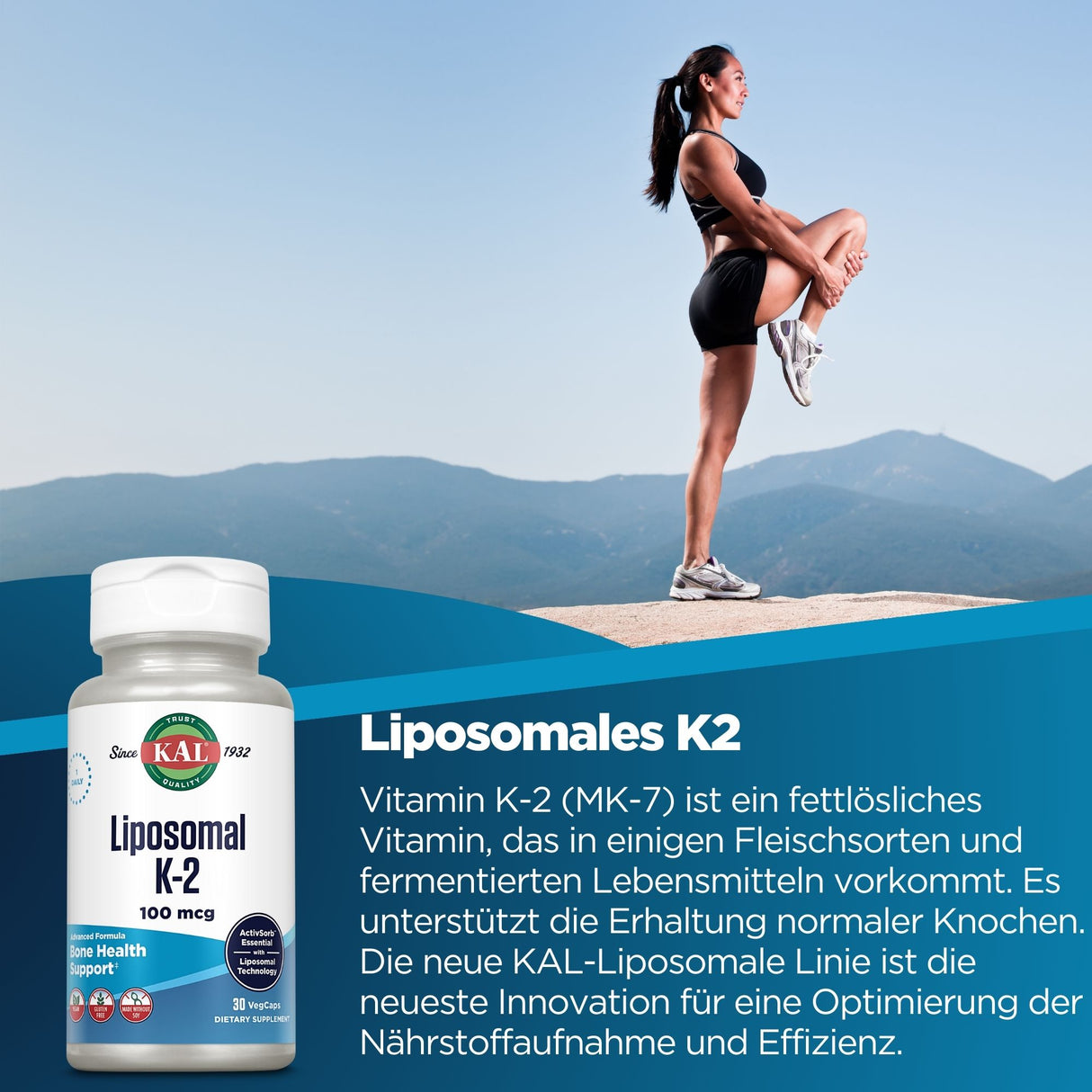 Eine Frau in Sportkleidung steht auf einem Felsen und dehnt ihr Bein. Im Hintergrund sind Berge und ein klarer Himmel zu sehen. Unten links ist eine Flasche KAL Liposomales K2 abgebildet. Rechts daneben steht der Text über die Vorteile von Vitamin K2 für die Knochengesundheit.