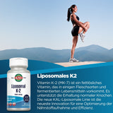 Eine Frau in Sportkleidung steht auf einem Felsen und dehnt ihr Bein. Im Hintergrund sind Berge und ein klarer Himmel zu sehen. Unten links ist eine Flasche KAL Liposomales K2 abgebildet. Rechts daneben steht der Text über die Vorteile von Vitamin K2 für die Knochengesundheit.