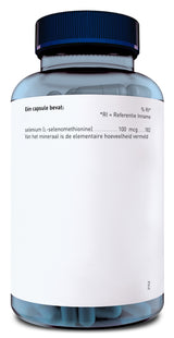 Das Bild zeigt eine große, durchsichtige Kunststoffflasche mit einem blauen Schraubverschluss. Die Flasche enthält blaue Kapseln und hat ein weißes Etikett mit niederländischem Text, der die Inhaltsstoffe beschreibt, insbesondere Selen in Form von L-Selenomethionin.