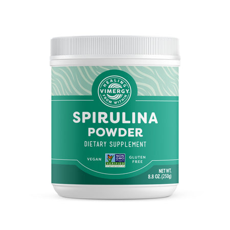 Frau trinkt grünes Getränk, Spirulina-Pulver im Vordergrund. Text: 'Premium Qualität, reich an Nährstoffen und pflanzlichem Protein.'
