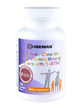 Eine weiße Plastikflasche mit einem Etikett, das bunte Schriftzüge und Grafiken zeigt. Auf dem Etikett steht 'Kirkman Children's Chewable Multi-Vitamin/Mineral Wafers with 5-MTHF'. Es sind stilisierte Figuren einer Familie abgebildet. Die Flasche enthält 120 kaubare Tabletten und ist als Nahrungsergänzungsmittel gekennzeichnet.