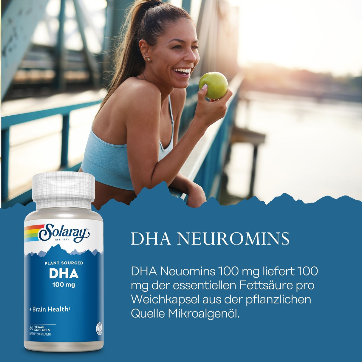 Eine Frau in Sportkleidung hält einen grünen Apfel und lacht auf einer Brücke. Links im Bild ist eine Flasche Solaray DHA 100 mg zu sehen. Der Hintergrund zeigt einen Fluss oder See bei Sonnenuntergang. Text auf dem Bild beschreibt die Vorteile von DHA Neuromins, einer pflanzlichen Quelle von Mikroalgenöl, die 100 mg essenzielle Fettsäuren pro Weichkapsel liefert.