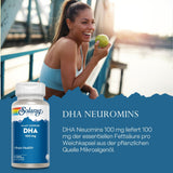 Eine Frau in Sportkleidung hält einen grünen Apfel und lacht auf einer Brücke. Links im Bild ist eine Flasche Solaray DHA 100 mg zu sehen. Der Hintergrund zeigt einen Fluss oder See bei Sonnenuntergang. Text auf dem Bild beschreibt die Vorteile von DHA Neuromins, einer pflanzlichen Quelle von Mikroalgenöl, die 100 mg essenzielle Fettsäuren pro Weichkapsel liefert.
