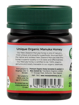 Ein Glas mit grünem Deckel, Etikett "Unique Organic Manuka Honey", Herkunft Neuseeland. Warnung: nicht für Kinder unter 12 Monaten. Gewicht: 250g.