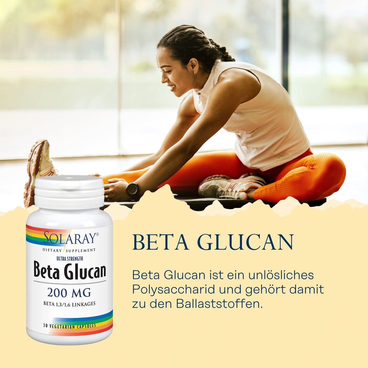 Eine Frau in Sportkleidung dehnt sich auf einer Yogamatte in einem hellen Raum. Vor ihr steht eine Dose Solaray Beta Glucan Nahrungsergänzungsmittel. Der Text beschreibt Beta Glucan als unlösliches Polysaccharid und Ballaststoff.