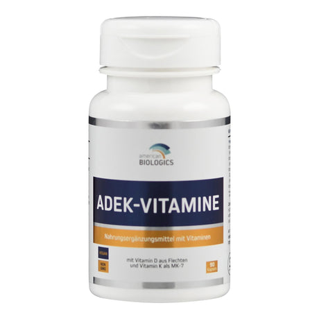 Das Bild zeigt eine weiße Plastikflasche mit einem Etikett, auf dem "ADEK-VITAMINE" steht. Die Flasche ist von American Biologics und enthält 90 vegane Kapseln. Das Etikett ist blau und orange mit Informationen über Vitamin D und K.