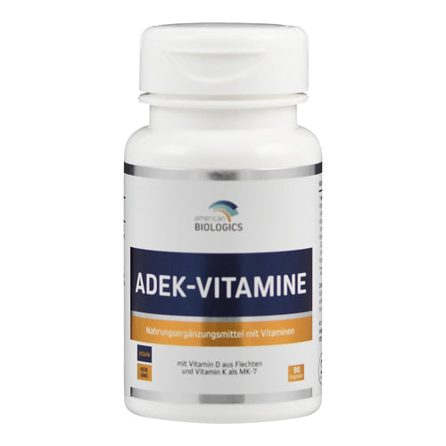 Das Bild zeigt eine weiße Plastikflasche mit einem Etikett, auf dem "ADEK-VITAMINE" steht. Die Flasche ist von American Biologics und enthält 90 vegane Kapseln. Das Etikett ist blau und orange mit Informationen über Vitamin D und K.