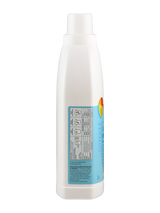 Das Bild zeigt eine weiße Plastikflasche mit einem blauen Etikett. Auf dem Etikett sind Waschanleitungen und ein buntes Logo zu sehen. Die Flasche hat einen Schraubverschluss und enthält 2 Liter Flüssigkeit. Sie steht aufrecht vor einem weißen Hintergrund.