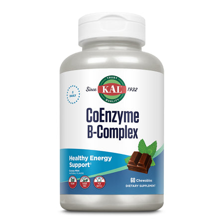 Das Bild zeigt eine Flasche mit Nahrungsergänzungsmitteln der Marke KAL. Auf dem Etikett steht "CoEnzyme B-Complex". Die Flasche ist weiß mit einem blauen Etikett, das Informationen wie "Healthy Energy Support" und "60 Chewables" enthält. Es sind Symbole für vegan, zuckerfrei und PCR-Bottle zu sehen. Ein Bild von Schokolade und Minzblättern ist ebenfalls abgebildet. Die Flasche steht vor einem weißen Hintergrund.