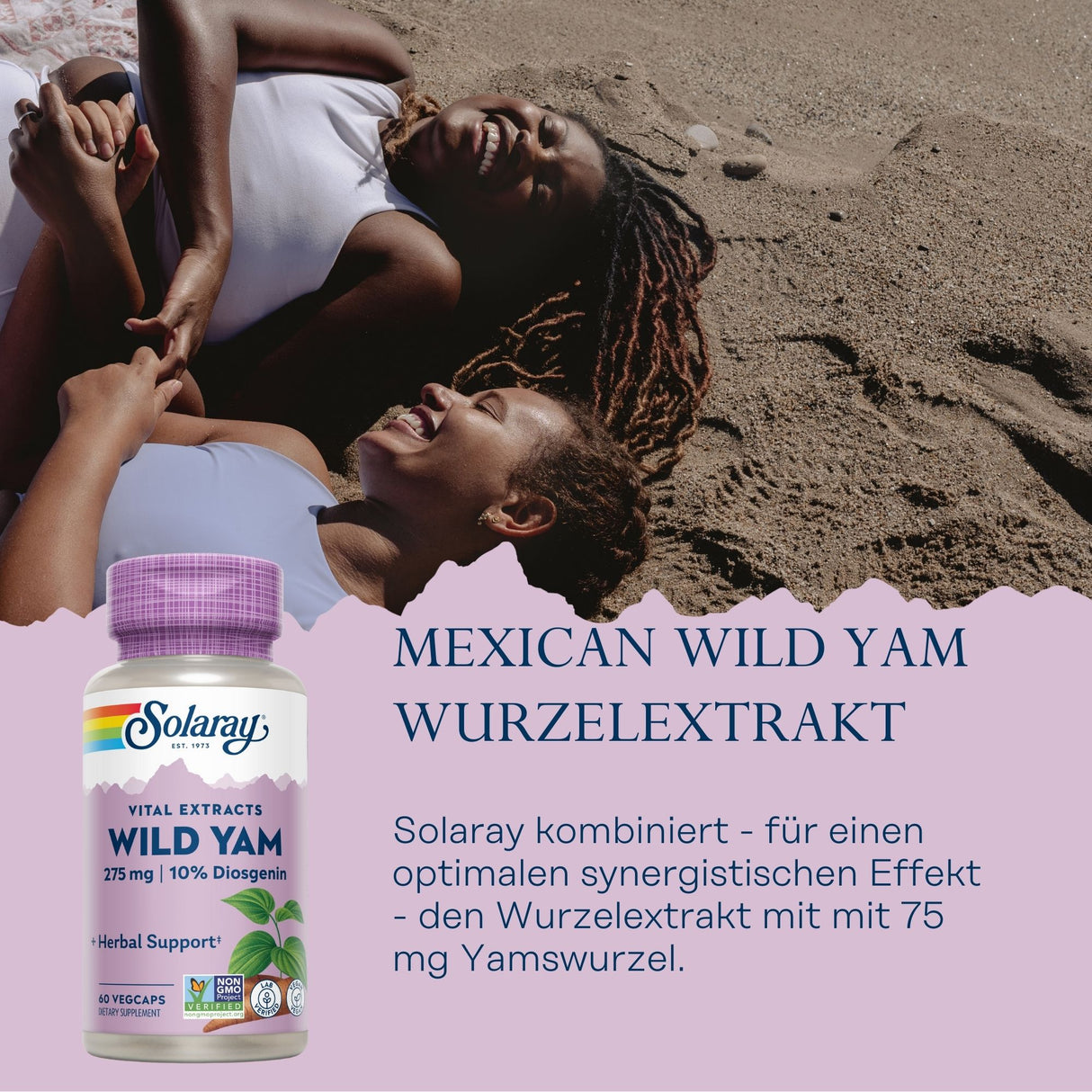 Zwei Frauen liegen lachend auf einem Sandstrand. Im Vordergrund ist eine Flasche Solaray Wild Yam Wurzelextrakt abgebildet. Der Text beschreibt die Vorteile des Produkts, das 275 mg Wild Yam mit 10% Diosgenin enthält.