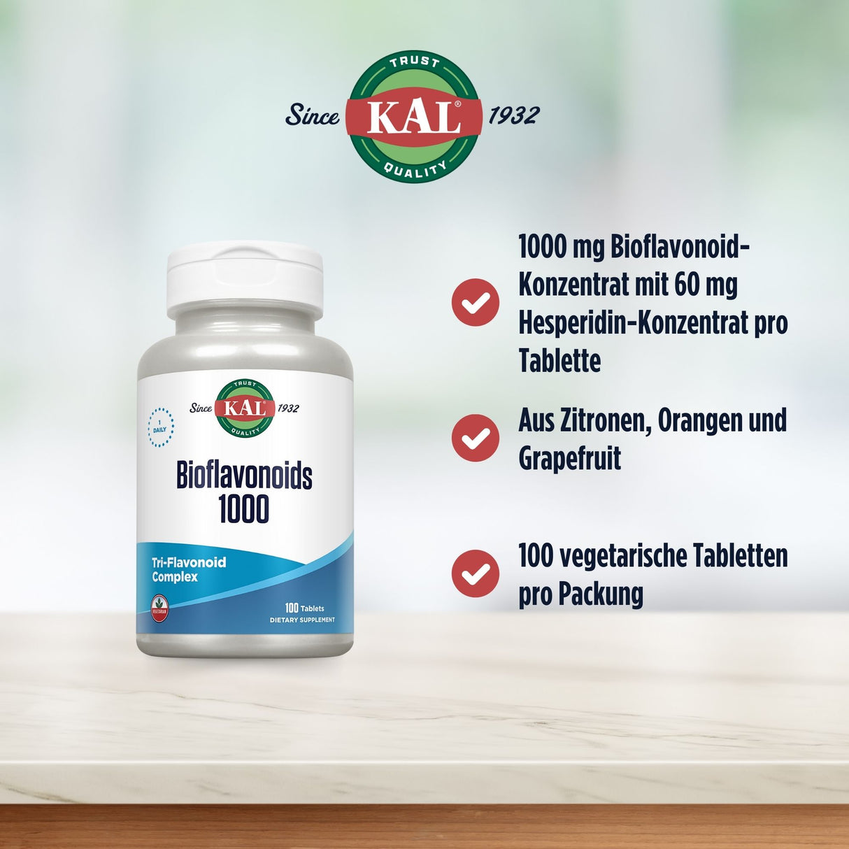 Das Bild zeigt eine weiße Flasche mit dem Etikett 'KAL Bioflavonoids 1000', die auf einer glatten Oberfläche steht. Links oben ist das KAL-Logo zu sehen. Rechts neben der Flasche sind drei Aufzählungspunkte mit Informationen über das Produkt: 1000 mg Bioflavonoid-Konzentration mit 60 mg Hesperidin-Konzentration pro Tablette, hergestellt aus Zitronen, Orangen und Grapefruit, und 100 vegetarische Tabletten pro Packung. Der Hintergrund ist verschwommen und hat einen grünen Farbton, was auf eine natürliche Umge