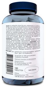 Eine weiße Flasche mit blauer Kappe, die 180 Tabletten enthält. Auf dem Etikett stehen Dosierungs- und Inhaltsstoffinformationen auf Niederländisch. Die Flasche ist aus 100% recyceltem Plastik hergestellt und die Verpackung ist recycelbar. Es gibt einen Barcode und die Adresse des Herstellers in Almere, Niederlande. Die Flasche enthält Vitamine, Mineralien und Kräuterextrakte.