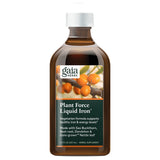 Eine braune Flasche mit weißem Schraubverschluss und einem Etikett, auf dem „Gaia Herbs Plant Force Liquid Iron“ steht. Das Etikett zeigt ein Bild von Sanddornbeeren. Die Flasche enthält ein pflanzliches Eisenpräparat zur Unterstützung gesunder Eisen- und Energielevel.
