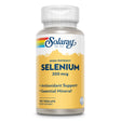 Eine Flasche mit dem Etikett 'Solaray High Potency Selenium 200 mcg'. Die Flasche ist gelb und weiß mit einem Regenbogen-Logo oben. Sie enthält 100 VegCaps und bietet antioxidativen Schutz sowie essentielle Mineralien.