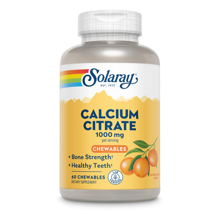 Das Bild zeigt eine Flasche mit dem Nahrungsergänzungsmittel "Solaray Calcium Citrate 1000 mg". Die Flasche ist weiß mit einem gelben Etikett und enthält 60 Kaubonbons. Auf dem Etikett sind Orangen und der Hinweis auf Knochengesundheit abgebildet.