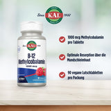 Das Bild zeigt eine Flasche KAL B-12 Methylcobalamin 1000 mcg mit Himbeergeschmack auf einem Tisch. Neben der Flasche sind drei Vorteile aufgeführt: 1000 mcg pro Tablette, optimale Resorption über die Mundschleimhaut und 90 vegane Lutschtabletten pro Packung. Die Flasche hat ein weißes Etikett mit rotem und grünem KAL-Logo. Der Hintergrund ist unscharf und hell.