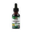 Das Bild zeigt eine Flasche mit Flüssigextrakt der Marke Nature's Answer. Auf dem Etikett steht 'Astragalus Root Immune Support', 2000 mg pro Portion, alkoholfrei. Die Flasche hat eine braune Farbe und einen schwarzen Tropfverschluss. Das Etikett ist überwiegend grün und weiß, mit einem kleinen Bild einer Pflanze. Die Flasche steht vor einem weißen Hintergrund.