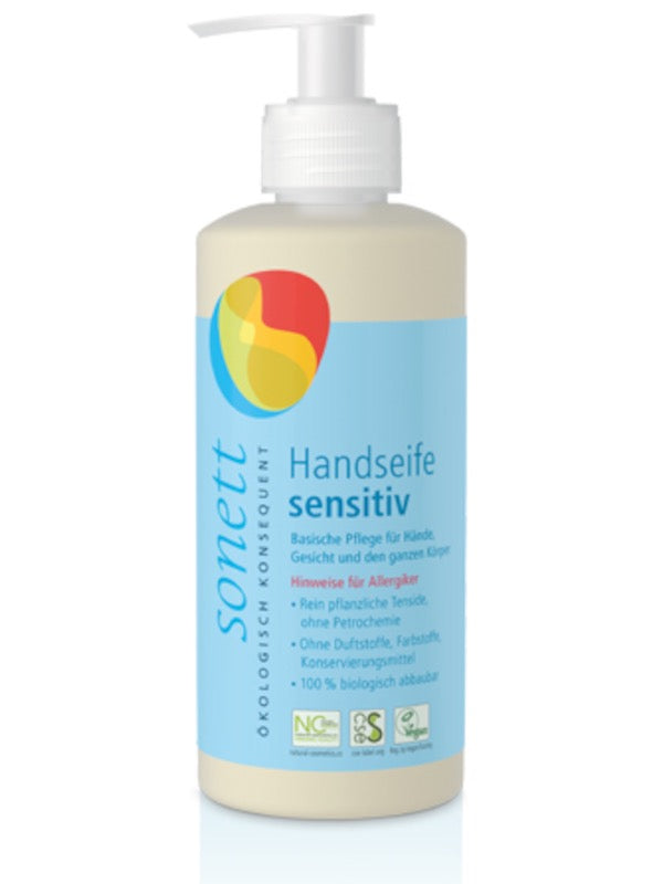 Die Abbildung zeigt eine Flasche Sonett Handseife sensitiv. Die Flasche ist mit einem Pumpspender ausgestattet und hat ein blaues Etikett mit dem Sonett-Logo und Produktinformationen. Die Seife ist für empfindliche Haut geeignet und enthält keine Duftstoffe, Farbstoffe oder Konservierungsmittel. Sie ist biologisch abbaubar und vegan zertifiziert.