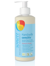 Die Abbildung zeigt eine Flasche Sonett Handseife sensitiv. Die Flasche ist mit einem Pumpspender ausgestattet und hat ein blaues Etikett mit dem Sonett-Logo und Produktinformationen. Die Seife ist für empfindliche Haut geeignet und enthält keine Duftstoffe, Farbstoffe oder Konservierungsmittel. Sie ist biologisch abbaubar und vegan zertifiziert.