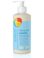 Die Abbildung zeigt eine Flasche Sonett Handseife sensitiv. Die Flasche ist mit einem Pumpspender ausgestattet und hat ein blaues Etikett mit dem Sonett-Logo und Produktinformationen. Die Seife ist für empfindliche Haut geeignet und enthält keine Duftstoffe, Farbstoffe oder Konservierungsmittel. Sie ist biologisch abbaubar und vegan zertifiziert.