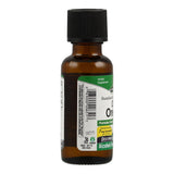 Eine braune Glasflasche mit schwarzem Schraubverschluss, auf der ein Etikett mit der Aufschrift "Oregano" und "Herbal Supplement" zu sehen ist. Die Flasche steht aufrecht und ist teilweise von der Seite fotografiert. Auf dem Etikett sind weitere Informationen und ein Barcode zu erkennen.