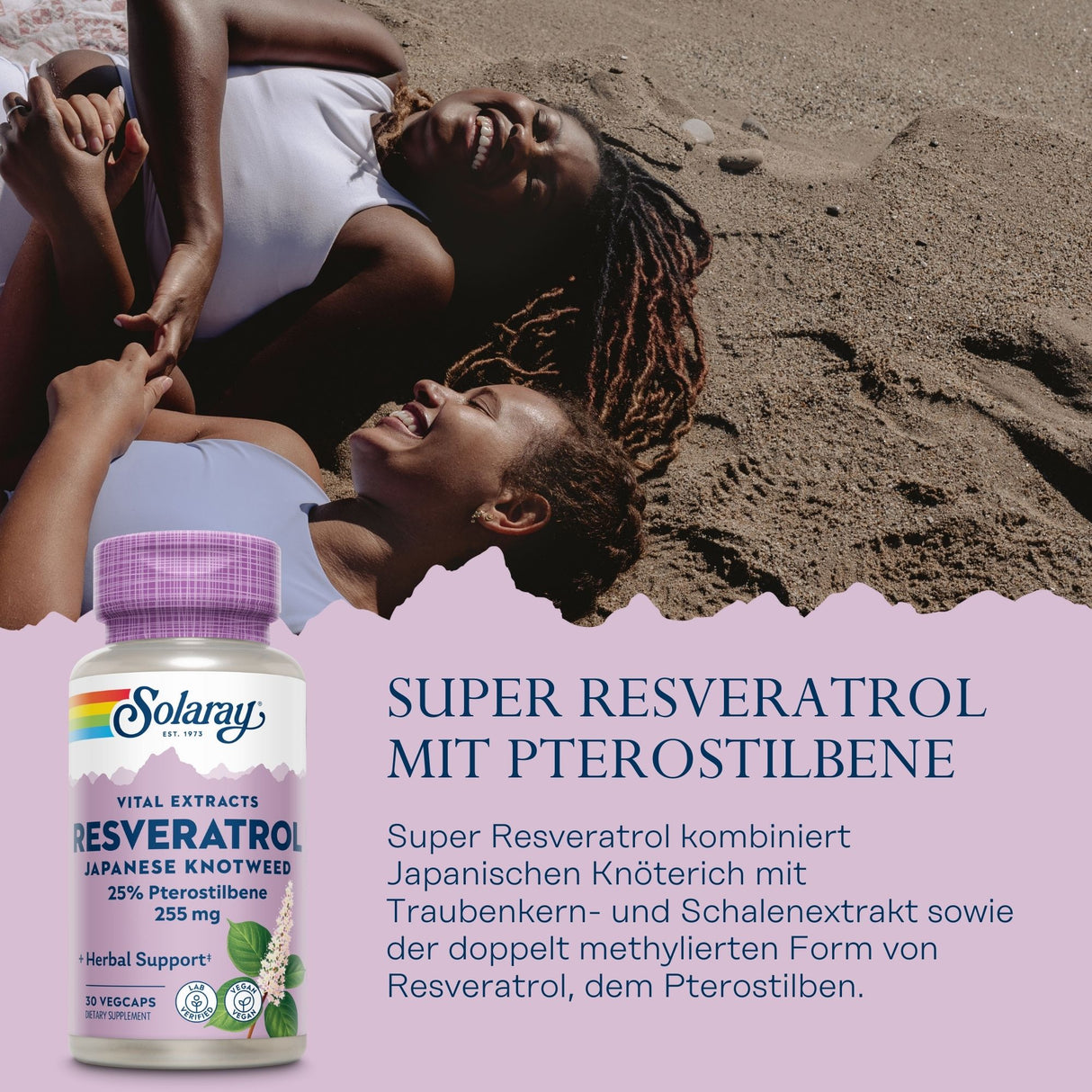 Zwei Personen liegen lächelnd auf einem Sandstrand. Im Vordergrund ist eine Flasche Solaray Resveratrol zu sehen. Der Text auf dem Bild beschreibt das Produkt als "Super Resveratrol mit Pterostilbene" und hebt die Inhaltsstoffe hervor, darunter Japanischer Knöterich und Traubenkernextrakt. Der Hintergrund zeigt einen sandigen Strand, während die Personen entspannt wirken.