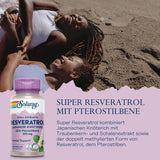 Zwei Personen liegen lächelnd auf einem Sandstrand. Im Vordergrund ist eine Flasche Solaray Resveratrol zu sehen. Der Text auf dem Bild beschreibt das Produkt als "Super Resveratrol mit Pterostilbene" und hebt die Inhaltsstoffe hervor, darunter Japanischer Knöterich und Traubenkernextrakt. Der Hintergrund zeigt einen sandigen Strand, während die Personen entspannt wirken.