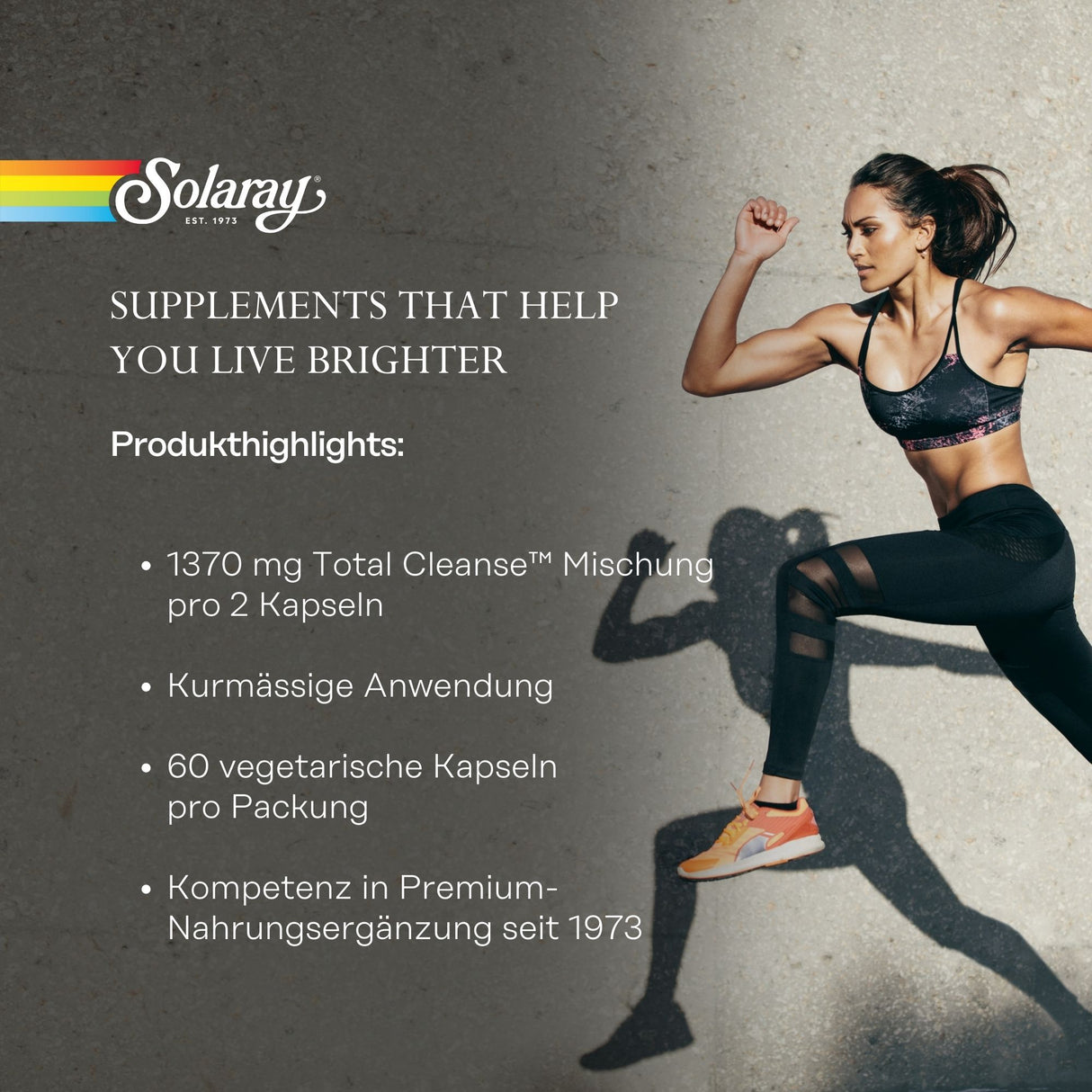 Das Bild zeigt eine sportliche Frau in Bewegung, die in Sportkleidung an einer Betonwand entlangläuft. Links im Bild ist das Logo von Solaray zu sehen, begleitet von dem Slogan 'SUPPLEMENTS THAT HELP YOU LIVE BRIGHTER'. Darunter sind Produkthighlights aufgelistet: 1370 mg Total Cleanse™ Mischung pro 2 Kapseln, kurmäßige Anwendung, 60 vegetarische Kapseln pro Packung und Kompetenz in Premium-Nahrungsergänzung seit 1973.