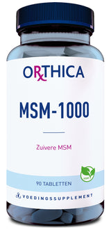 Das Bild zeigt eine Flasche mit dem Produktnamen "Orthica MSM-1000". Die Flasche ist durchsichtig und enthält blaue Tabletten. Auf dem Etikett steht "Zuivere MSM", "90 Tabletten", und es gibt ein Symbol für vegane Produkte. Die Flasche hat einen blauen Deckel.