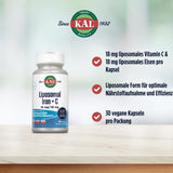 Eine Produktverpackung von KAL Liposomal Iron + C steht auf einem hellen Tisch. Auf der Verpackung steht "18 mg liposomales Eisen + 18 mg Vitamin C". Rechts daneben sind drei Textblöcke mit roten Häkchen: "18 mg liposomales Vitamin C & 18 mg liposomales Eisen pro Kapsel", "Liposomale Form für optimale Nährstoffaufnahme und Effizienz" und "30 vegane Kapseln pro Packung".