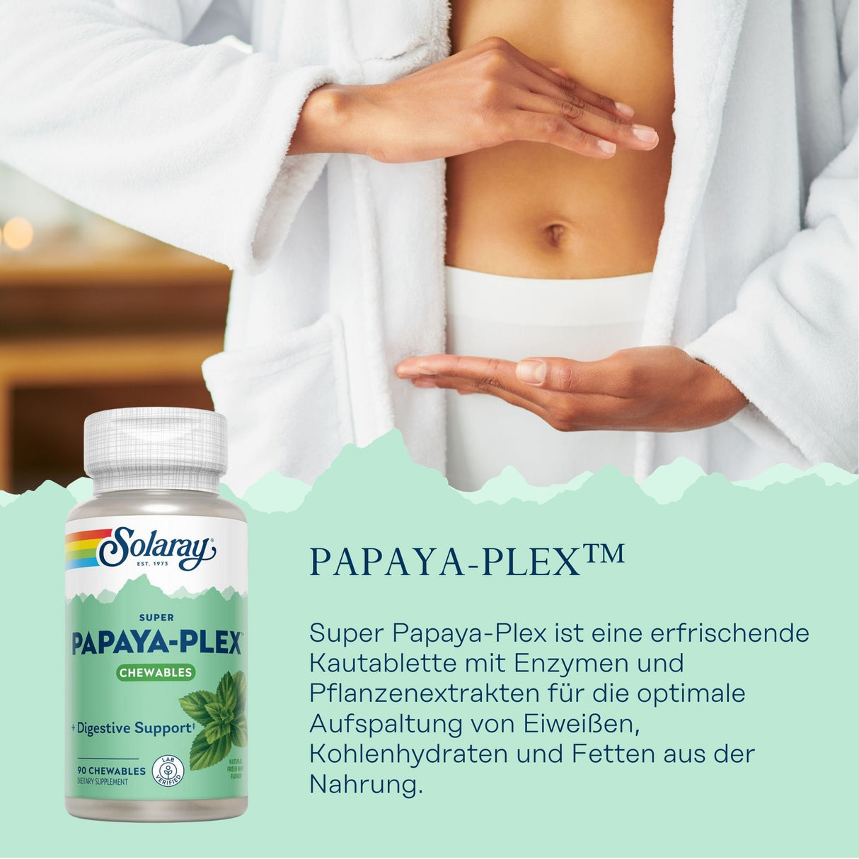 Das Bild zeigt eine Frau in einem weißen Bademantel, die ihre Hände vor ihrem Bauch hält. Links im Bild ist eine Flasche mit der Aufschrift 'Solaray Super Papaya-Plex Chewables' zu sehen. Der Hintergrund ist unscharf.