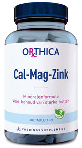 Das Bild zeigt eine Flasche des Nahrungsergänzungsmittels Cal-Mag-Zink von Orthica. Die Flasche hat einen blauen Deckel und enthält 180 Tabletten. Auf dem Etikett steht 'Mineralenformule Voor behoud van sterke botten'. Es gibt ein veganes Logo.