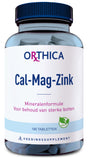 Das Bild zeigt eine Flasche des Nahrungsergänzungsmittels Cal-Mag-Zink von Orthica. Die Flasche hat einen blauen Deckel und enthält 180 Tabletten. Auf dem Etikett steht 'Mineralenformule Voor behoud van sterke botten'. Es gibt ein veganes Logo.