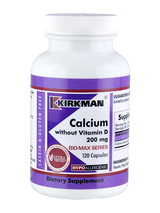 Das Bild zeigt eine weiße Plastikflasche mit einem lila Etikett. Auf dem Etikett steht „Kirkman Calcium without Vitamin D 200 mg“. Die Flasche enthält 120 Kapseln eines hypoallergenen Nahrungsergänzungsmittels, das als „Bio-Max Series“ gekennzeichnet ist. Weitere Informationen auf dem Etikett umfassen „Casein & Gluten Free“ und „Ultra Tested“.