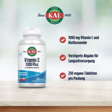 Das Bild zeigt eine Verpackung von KAL Vitamin C 1000 Plus auf einem Tisch. Neben der Verpackung sind drei Vorteile aufgelistet: 1000 mg Vitamin C und Bioflavonoide, verzögerte Abgabe für Langzeitversorgung und 250 vegane Tabletten pro Packung. Im Hintergrund ist das KAL-Logo zu sehen.