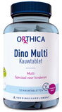 Ein Glasbehälter mit einem blauen Deckel, der mit dem Etikett "Orthica Dino Multi Kauwtablet" versehen ist. Das Etikett zeigt, dass es sich um ein Nahrungsergänzungsmittel für Kinder handelt, speziell um Multivitamin-Kautabletten mit Himbeergeschmack. Das Etikett ist hauptsächlich weiß mit blauer und pinker Schrift. Auf der linken Seite ist ein stilisierter Dinosaurier zu sehen. Der Behälter enthält 120 Kautabletten.