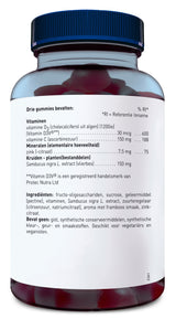 Das Bild zeigt ein Glas mit einem blauen Deckel, das Nahrungsergänzungsmittel in Gummiform enthält. Auf dem Etikett sind Informationen zu den Inhaltsstoffen auf Niederländisch zu sehen, darunter Vitamin D3, Vitamin C, Zink und Holunderextrakt. Die Zutatenliste umfasst Fructo-Oligosaccharide, Saccharose, Pektin und natürliche Aromen. Es wird darauf hingewiesen, dass das Produkt keine synthetischen Konservierungsstoffe oder künstlichen Farbstoffe enthält und für Vegetarier und Veganer geeignet ist.