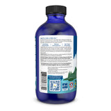 Eine blaue Flasche mit Etikett, auf dem "Arctic Cod Liver Oil" steht. Das Etikett enthält Informationen über die Inhaltsstoffe und Anwendungshinweise. Auf der Flasche ist ein QR-Code sichtbar. Der Hintergrund des Etiketts zeigt eine stilisierte Landschaft mit Bergen und Meer.