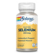 Eine weiße Kunststoffflasche mit einem Schraubverschluss. Auf dem Etikett steht „Solaray Selenium 200 mcg“ in großen Buchstaben. Darunter befinden sich die Wörter „Yeast-Free“, „Antioxidant Support“, „Essential Mineral“ und „90 VegCaps“. Das Etikett ist überwiegend gelb mit einem weißen oberen Bereich, auf dem das Solaray-Logo mit einem Regenbogenstreifen abgebildet ist. Am unteren Rand des Etiketts sind Symbole für „Lab Verified“ und „Soy Free“ zu sehen.