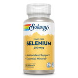Eine weiße Kunststoffflasche mit einem Schraubverschluss. Auf dem Etikett steht „Solaray Selenium 200 mcg“ in großen Buchstaben. Darunter befinden sich die Wörter „Yeast-Free“, „Antioxidant Support“, „Essential Mineral“ und „90 VegCaps“. Das Etikett ist überwiegend gelb mit einem weißen oberen Bereich, auf dem das Solaray-Logo mit einem Regenbogenstreifen abgebildet ist. Am unteren Rand des Etiketts sind Symbole für „Lab Verified“ und „Soy Free“ zu sehen.